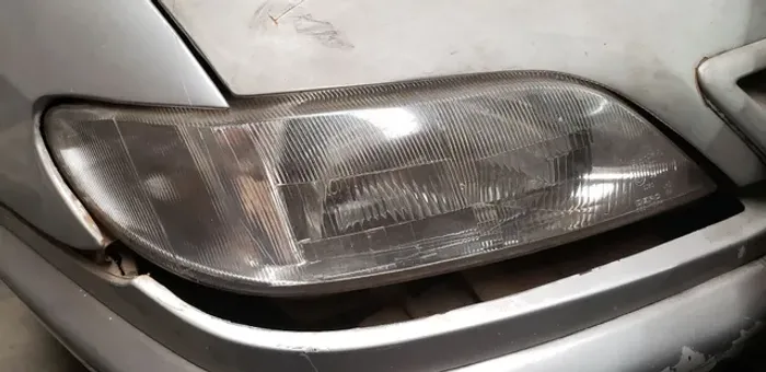Farol direito Citroen  Xsara 2000