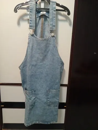Salopete jeans com elastano, alças com fivelas reguladoras e 2 bolsos frontais, tamanho 42