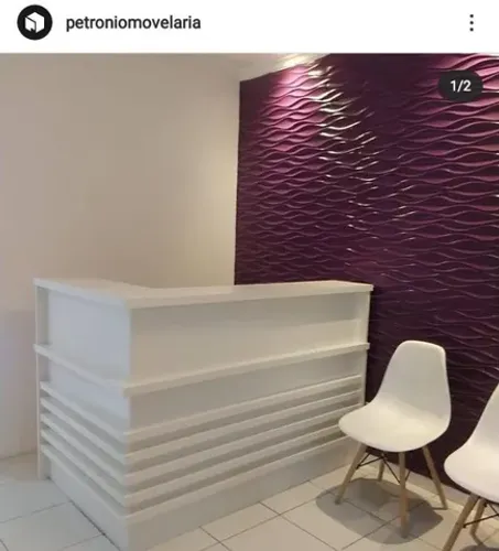 Balcão de recepção branco em L ripado 