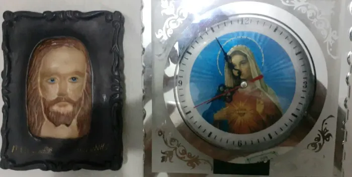 3 Itens: Relógio de mesa à pilha, Quadro da Santa Ceia e Escultura em resina.