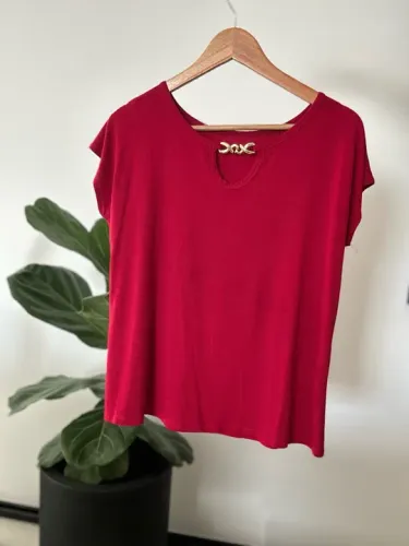 Blusa Vermelha com Corrente Dourada G