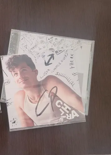 CD Charlie Puth autografado