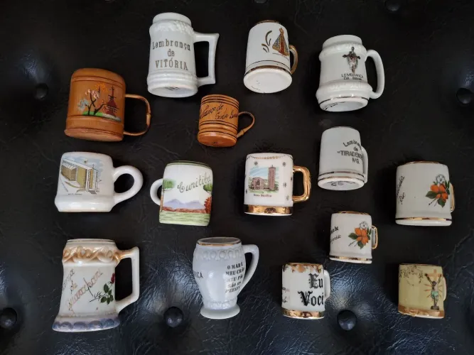 Lote de 15 mini canecas decorativas vintage de porcelana e madeira