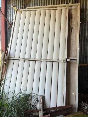 Brise em alumínio excelente estado com sistema manual abre e fecha