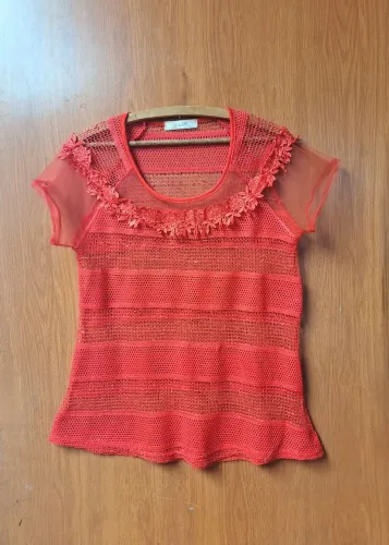 Blusa de renda vermelha com detalhes florais