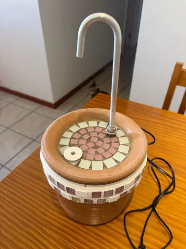 Fonte de água para gatos em cerâmica