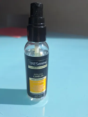 Óleo finalizado de cabelo Tresemmé Brilho Lamelar com óleo dr macadamia e coco