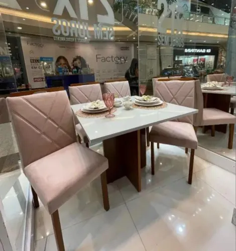 Conjunto Mesa de Jantar com 4 Cadeiras tampo com vidro e cadeiras em madeira maciça