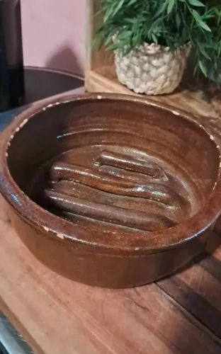 Assador de linguiça em barro, estilo português