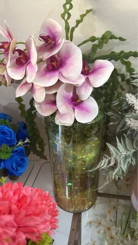 Arranjo de orquídeas em vaso decorativo