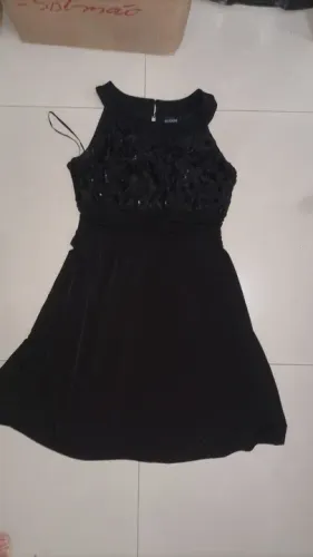 Vestido de festa preto com flores de fita e paetê 