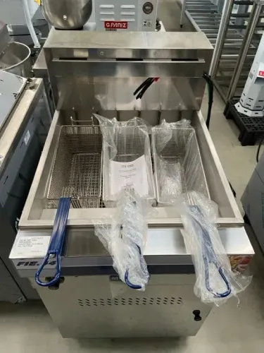 A. Fritadeira 3 cestos 18.000w Metvisa 44 litros 