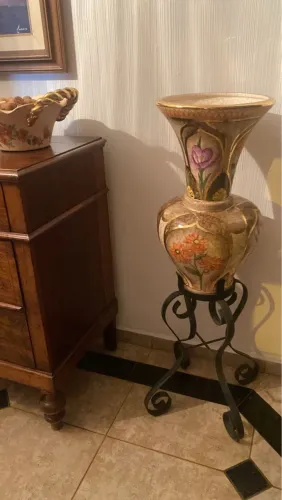 Pé para vaso em ferro fundido.