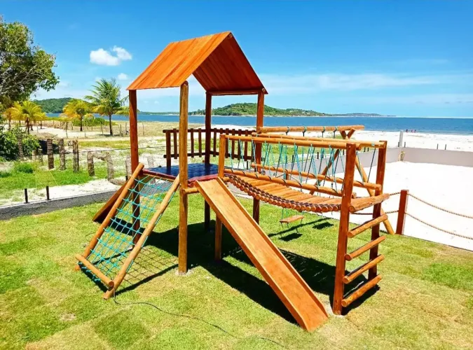 Playground de Madeira para Crianças - Diversão e Segurança!