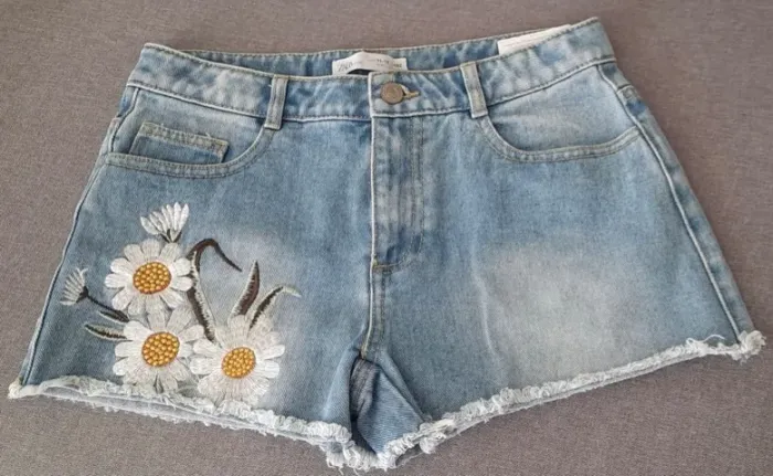 Short jeans Zara Kids com bordado de flor.