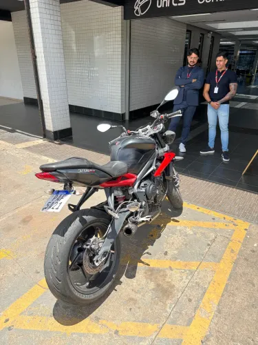 Triumph Street com manual e chave reserva 