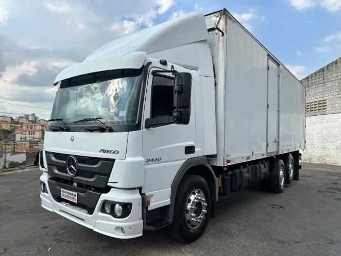 Mb Atego 2430 2020/2020 baú 9 chapeado completo automático