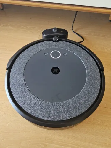 Robô aspirador iRobot Roomba i5 aspira e passa pano