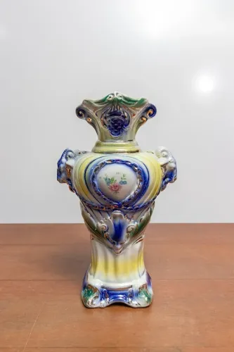 Antiga ÂNFORA confeccionada em Porcelana branca com um Design ricamente elaborado em relev
