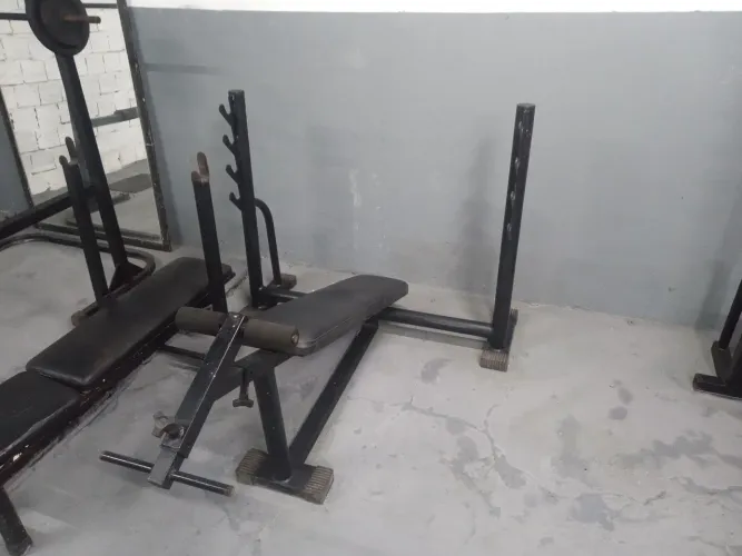 Banco de Supino declinado e Equipamentos de Musculação