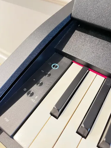 Piano Roland F107