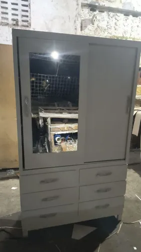 Guarda-roupa moderno com espelho e gavetas