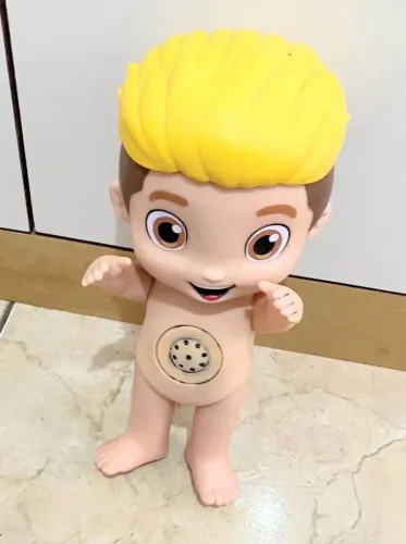 Vende-se Boneco Luccas Neto. Fala várias frases. Obs: está sem a roupinha, mas funciona 