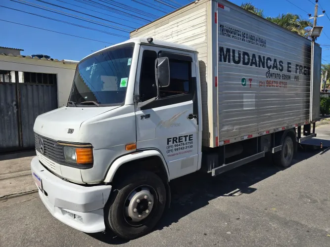 Mudanças e frete com caminhão baú com plataforma 