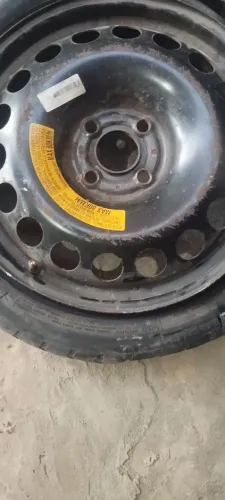 Roda de estepe fino e suporte de chave de roda