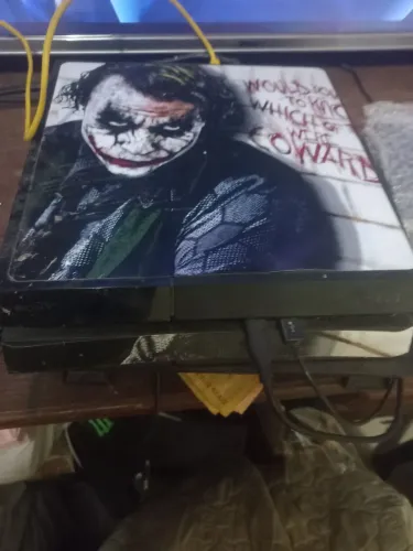 Playstation 4 com Skin do Coringa