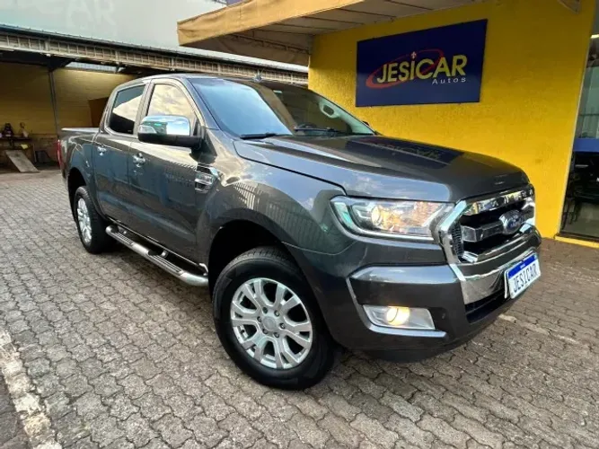 Ford Ranger XLT 3.2 4X4 Aut. 2018 Cinza bem conservada pneus bons