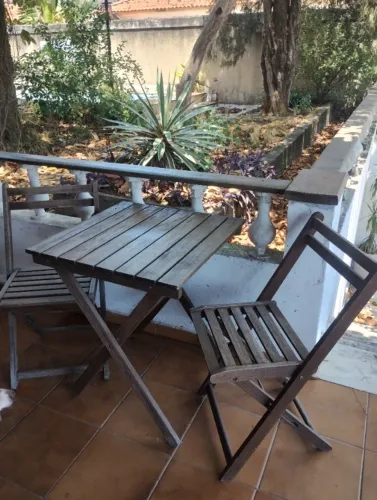 Conjunto Naipe Tok Stok. Mesa e 2 cadeiras, madeira
