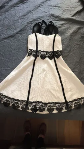 Vestido branco com renda e detalhes em preto
