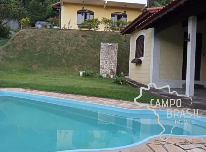 Chácara de 2.000m² em condomínio fechado! Casa com suíte master e piscina!