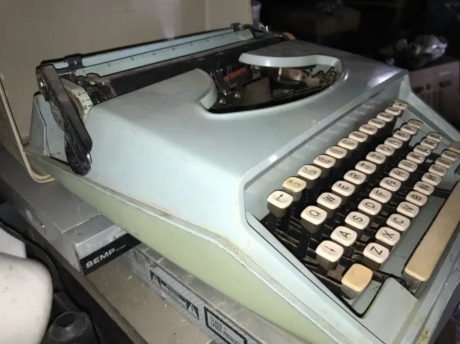 Máquina de escrever antiga azul