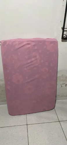 Berço chiqueirinho rosa mais o calchão junto