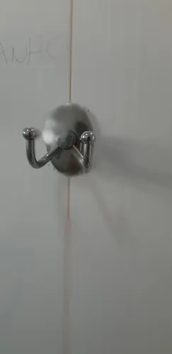 Acessórios para banheiro, de metal cromado.