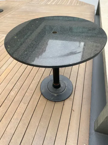 Mesa redonda com tampo de granito preto São Gabriel 80 cm