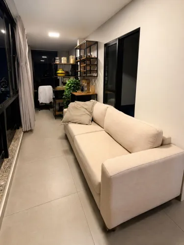 Sofá bege em linho