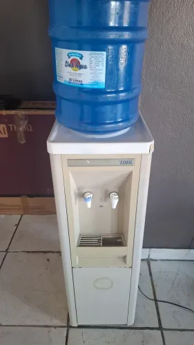 Bebedouro com galão de 20 L