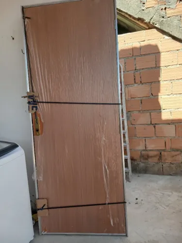 Porta de 80 já vem com o marco de alumínio
