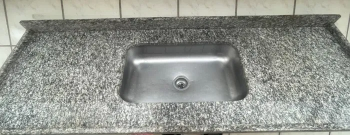 Pia de cozinha com Cuba. 1 metro com 59,5 cm X 55 cm?....1595mm X 550 mm