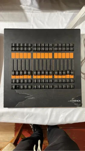 Mesa controladora wing + fader com 2 telas