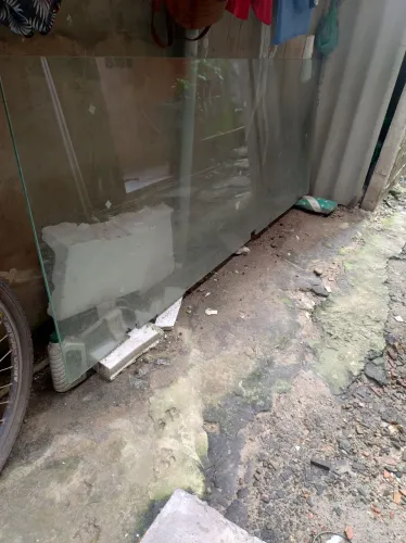 Vende se uma folha de porta de vidro.