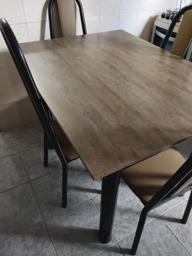 Mesa com 04 cadeiras 