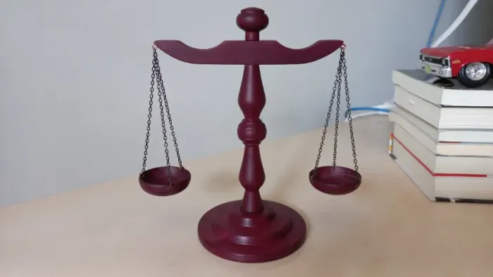 Balança da Justiça em madeira roxinho