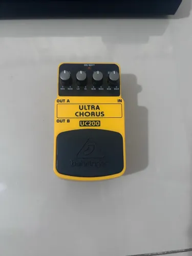 Pedal de efeito Behringer Ultra Chorus UC200