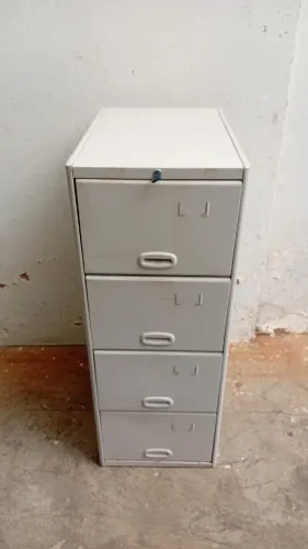 arquivo de aço com quatro gavetas