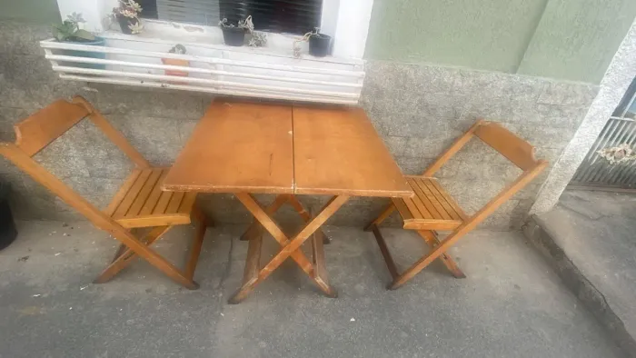 Vendo jogo de mesa e cadeiras de madeira. Otimo para bar