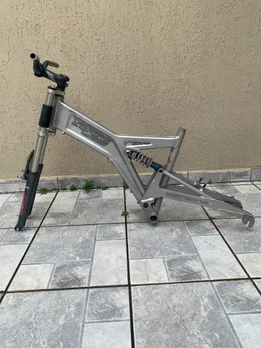 Quadro Marin Quake 9.0 DH + Garfo RST Dupla Coroa 